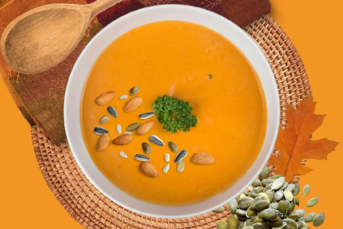 Fuori fa freddo? Ecco la vellutata di cavolo nero e patate dalla consistenza soffice e avvolgente